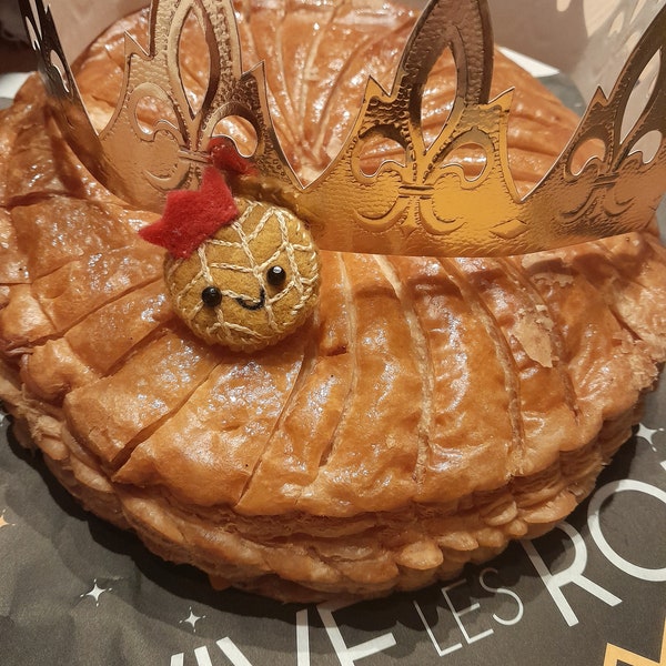 Broche galette des rois, epiphany cake,  handmade, felt, feutrine, pin, badge, kawaii, chibi, crown