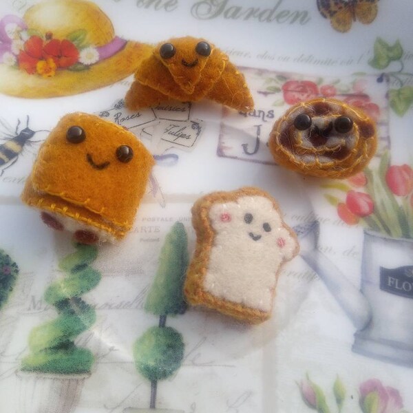 Broche petit déjeuner (croissant, pain au chocolat, pain aux raisins et brioche) kawaii chibi handmade en feutrine