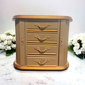 Magnolia Flowers  Jewelry Box / Hand Painted  Jewelry Box/ Gift for her/Sage Green Jewelry Box  / Vintage Jewelry Box