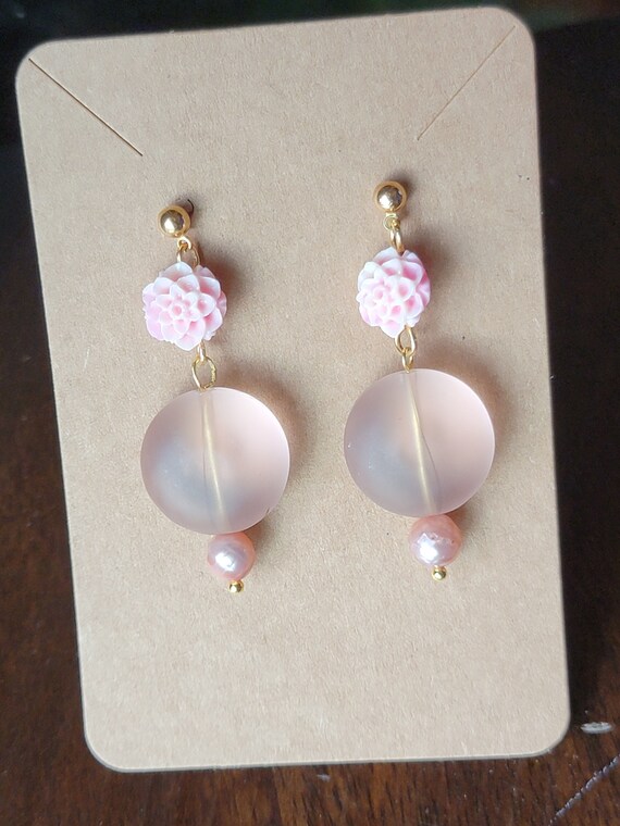Boucles D'oreilles Pendantes Artisanales - Perle Et Pierre Rose, Fleur En Relief - Neuf