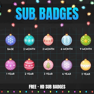 Könnte beinhalten: Grafik mit farbenfrohen Abzeichen im Stil von Weihnachtskugeln für Twitch- oder YouTube-Abonnenten. Jede Kugel hat eine andere Farbe und ein anderes Design, mit Text, der die Abonnementdauer angibt, wie z. B. "2 MONAT" und "1 JAHR". Die Wörter "SUB BADGES" und "FREE - HD SUB BADGES" werden ebenfalls angezeigt.