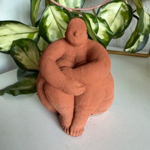 Sitting concrete abstract lady book end image 1