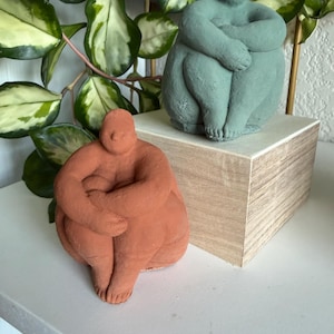 Sitting concrete abstract lady book end image 3