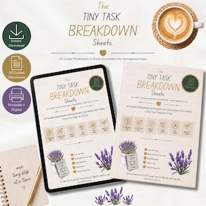 Könnte beinhalten: Die digitalen und physischen Arbeitsblätter The Tiny Task Breakdown Sheets zeigen Lavendelillustrationen, aufgabenorientierte Symbole und Textaufforderungen. Enthält ein Tablet-Display, eine gedruckte Broschüre, ein Notizbuch und eine Kaffeetasse.