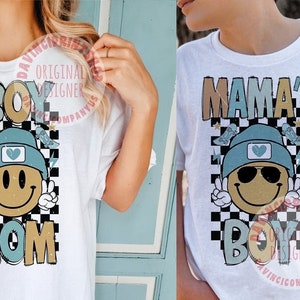 Puede incluir: Dos camisetas blancas con fondo a cuadros y una cara sonriente que lleva una boina y gafas de sol. El texto en las camisetas dice "Boy Mom" y "Mama's Boy".