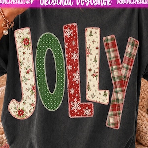 Può includere: Una t-shirt grigio antracite con la parola JOLLY in grandi lettere. Ogni lettera ha un motivo distinto: J è crema con stelle di Natale, O è verde a pois bianchi, L è rosso con fiocchi di neve bianchi, L è crema con alberi, Y è a quadri.
