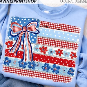 Op de afbeelding: Set van drie keramische mokken met een gespikkelde, crèmekleurige glazuur. Elke mok heeft een handgeschilderd bloemmotief in blauw, groen en geel. De mokken hebben een eenvoudige, afgeronde vorm en een handvat.