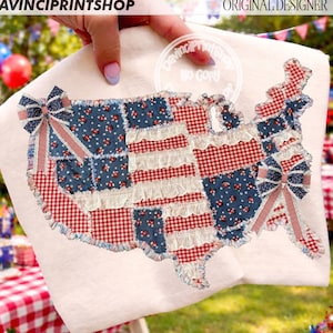 Op de afbeelding: Een wit stoffen item in de vorm van de Verenigde Staten, met een patchwork-ontwerp. Het heeft rood geruite ruitjes, blauwe bloempatronen en witte ruches, met decoratieve strikken. De tekst "DAVINCIPRINTSHOP" en "ORIGINAL DESIGNER" zijn zichtbaar.