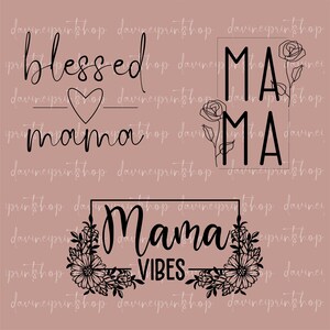 Pode incluir: Design gr&aacute;fico preto e branco com o texto "blessed mama" e "Mama Vibes" com detalhes florais.