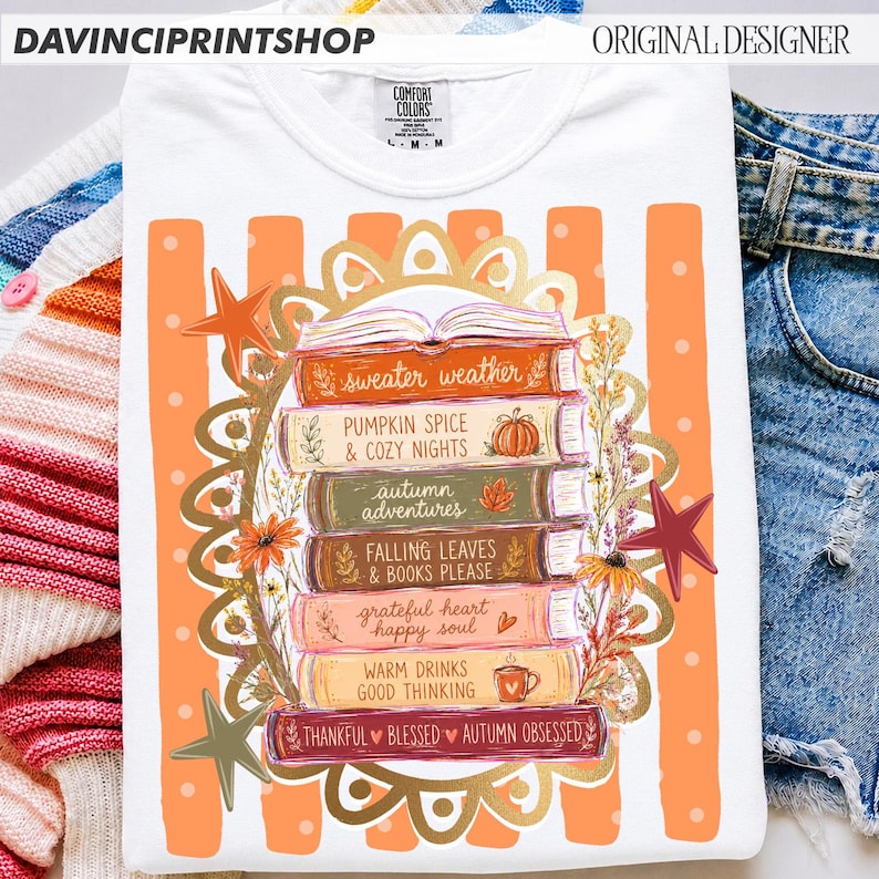 K&ouml;nnte beinhalten: Ein wei&szlig;es T-Shirt mit einer Grafik eines B&uuml;cherstapels und dem Text sweater weather, pumpkin spice & cozy nights, autumn adventures, falling leaves & books please, grateful heart happy soul, warm drinks good thinking, thankful blessed autumn obsessed.