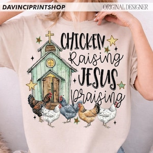Peut inclure: T-shirt beige avec un motif fantaisiste. Le graphisme comprend une &eacute;glise verte avec une croix, des &eacute;toiles et les mots "Chicken Raising Jesus Praising" en &eacute;criture noire. Plusieurs poulets sont repr&eacute;sent&eacute;s sous l'&eacute;glise.