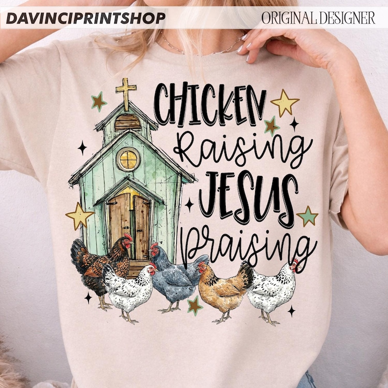 Peut inclure: T-shirt beige avec un motif fantaisiste. Le graphisme comprend une &eacute;glise verte avec une croix, des &eacute;toiles et les mots "Chicken Raising Jesus Praising" en &eacute;criture noire. Plusieurs poulets sont repr&eacute;sent&eacute;s sous l'&eacute;glise.