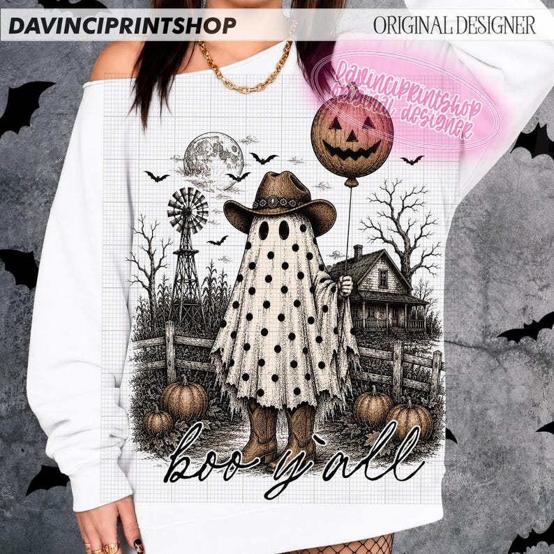 K&ouml;nnte beinhalten: Ein wei&szlig;es schulterfreies Sweatshirt mit einer Grafik eines Geistes, der einen Cowboyhut und Stiefel tr&auml;gt und einen K&uuml;rbisballon h&auml;lt. Das Motiv zeigt eine Windm&uuml;hle, ein Haus, K&uuml;rbisse und den Schriftzug "boo y'all" in schwarzer Schrift.