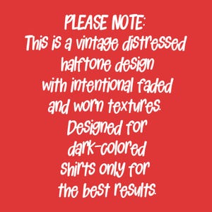 K&ouml;nnte beinhalten: Eine rote Grafik mit wei&szlig;em Text, der lautet: PLEASE NOTE: This is a vintage distressed halftone design with intentional faded and worn textures. Designed for dark-colored shirts only for the best results.