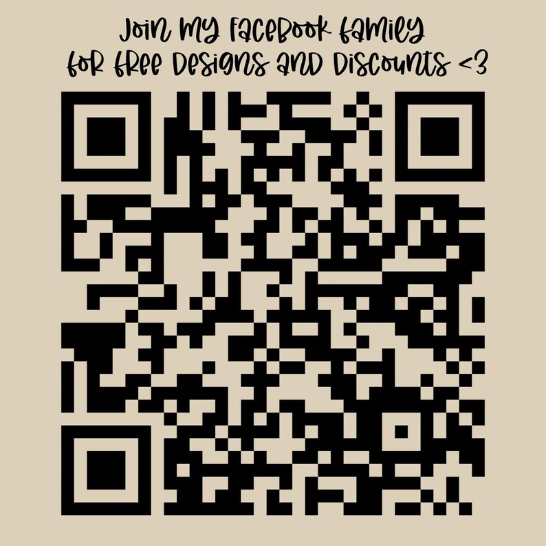 Op de afbeelding: Een zwart-witte QR-code op een beige achtergrond, met de tekst "Join my Facebook family for free designs and discounts <3". De tekst is in handschrift. De QR-code is een vierkant gemaakt van zwarte en witte pixels.