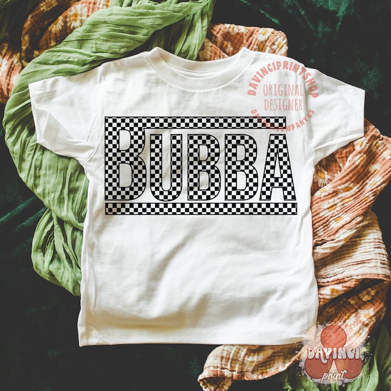 Peut inclure: T-shirt blanc avec un motif &agrave; carreaux noir et blanc qui &eacute;pelle "BUBBA".