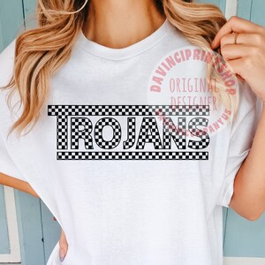 K&ouml;nnte beinhalten: Wei&szlig;es T-Shirt mit einem schwarz-wei&szlig;en Karomuster, auf dem in fetten Buchstaben "TROJANS" steht.