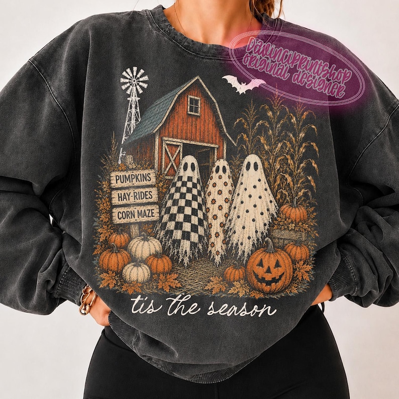 K&ouml;nnte beinhalten: Ein anthrazitfarbenes Sweatshirt mit Rundhalsausschnitt und einem Aufdruck, der eine rote Scheune, eine Windm&uuml;hle, Maispflanzen und drei Geister zeigt. Das Design enth&auml;lt den Text PUMPKINS, HAY-RIDES, CORN MAZE und tis the season mit K&uuml;rbissen.