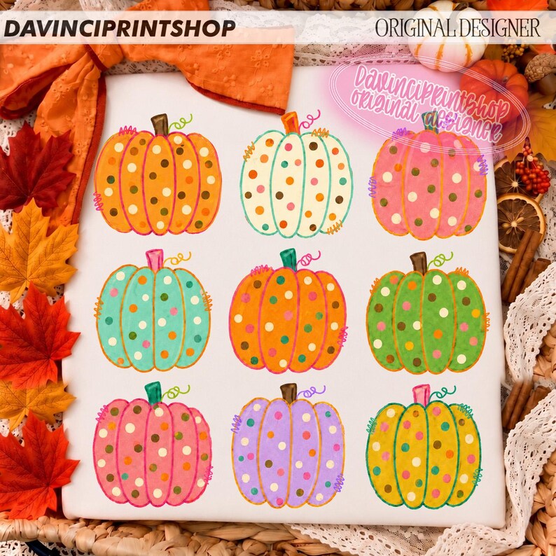 Puede incluir: Una superficie rectangular blanca que presenta una cuadr&iacute;cula de nueve calabazas coloridas, cada una decorada con lunares de colores contrastantes. Las calabazas son naranja, blancas, rosas, turquesas, amarillo-naranja, verdes, rojo-rosa, moradas y amarillas.