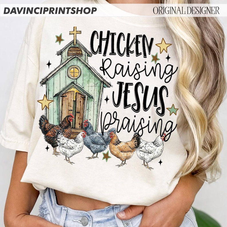 Peut inclure: T-shirt cr&egrave;me avec un motif fantaisiste. Le graphisme comprend une petite &eacute;glise, plusieurs poulets et les mots "Chicken Raising Jesus Praising" en &eacute;criture manuscrite. Le motif int&egrave;gre des &eacute;toiles et une croix.