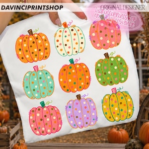 Puede incluir: Un art&iacute;culo de tela blanca con un patr&oacute;n repetitivo de nueve calabazas en varios colores, incluyendo naranja, verde azulado, rosa, verde, amarillo y morado. Cada calabaza est&aacute; decorada con lunares y tiene un tallo marr&oacute;n. El texto dice DAVINCPRINTSHOP.