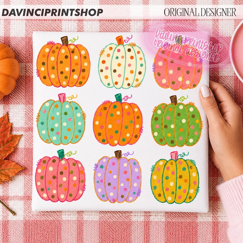 Puede incluir: Una impresi&oacute;n cuadrada blanca con nueve calabazas ilustradas dispuestas en una cuadr&iacute;cula. Cada calabaza es de un color diferente, incluyendo naranja, blanco, rosa, turquesa, naranja brillante, verde, rojo, morado y amarillo, con lunares.