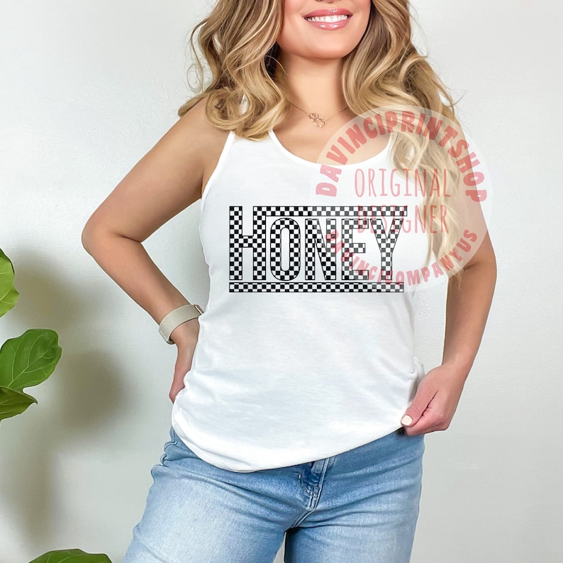 K&ouml;nnte beinhalten: Ein wei&szlig;es Tanktop mit einem schwarz-wei&szlig;en Karomuster, auf dem in schwarzen Buchstaben "Honey" steht.