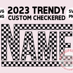 K&ouml;nnte beinhalten: 2023 Trendiger benutzerdefinierter karierter Name SVG- und PNG-Download. Das Wort "NAME" ist in einem schwarz-wei&szlig; karierten Muster.