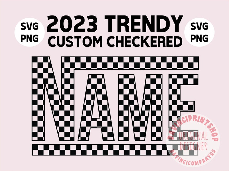 K&ouml;nnte beinhalten: 2023 Trendiger benutzerdefinierter karierter Name SVG- und PNG-Download. Das Wort "NAME" ist in einem schwarz-wei&szlig; karierten Muster.