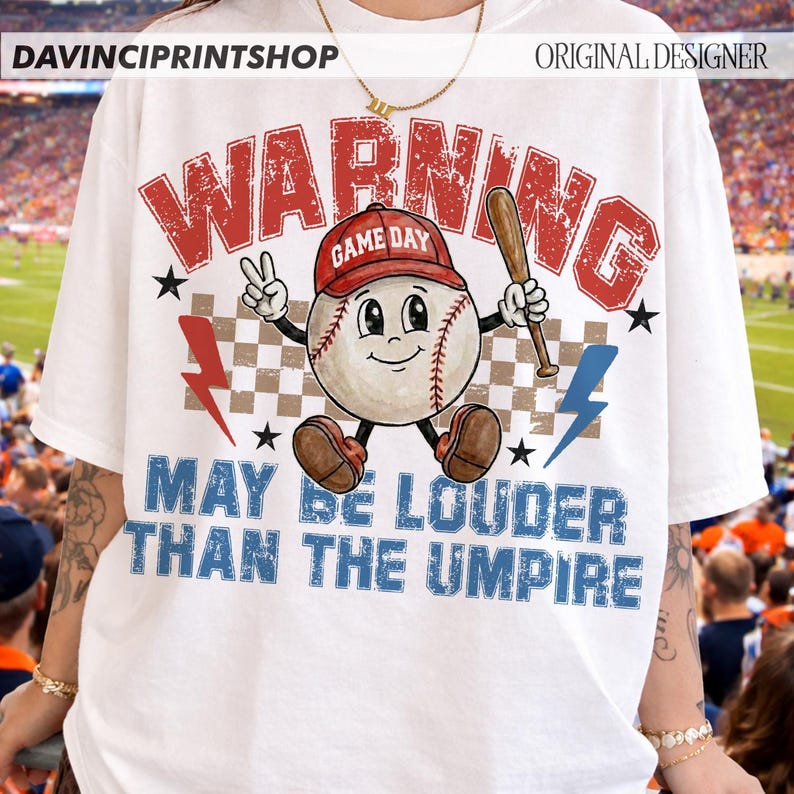 K&ouml;nnte beinhalten: Wei&szlig;es T-Shirt mit Baseball-Motiv. Das Design zeigt eine Baseball-Figur mit roter Kappe und Schl&auml;ger, mit den Worten "WARNING" und "MAY BE LOUDER THAN THE UMPIRE" in abgenutzter Schrift.