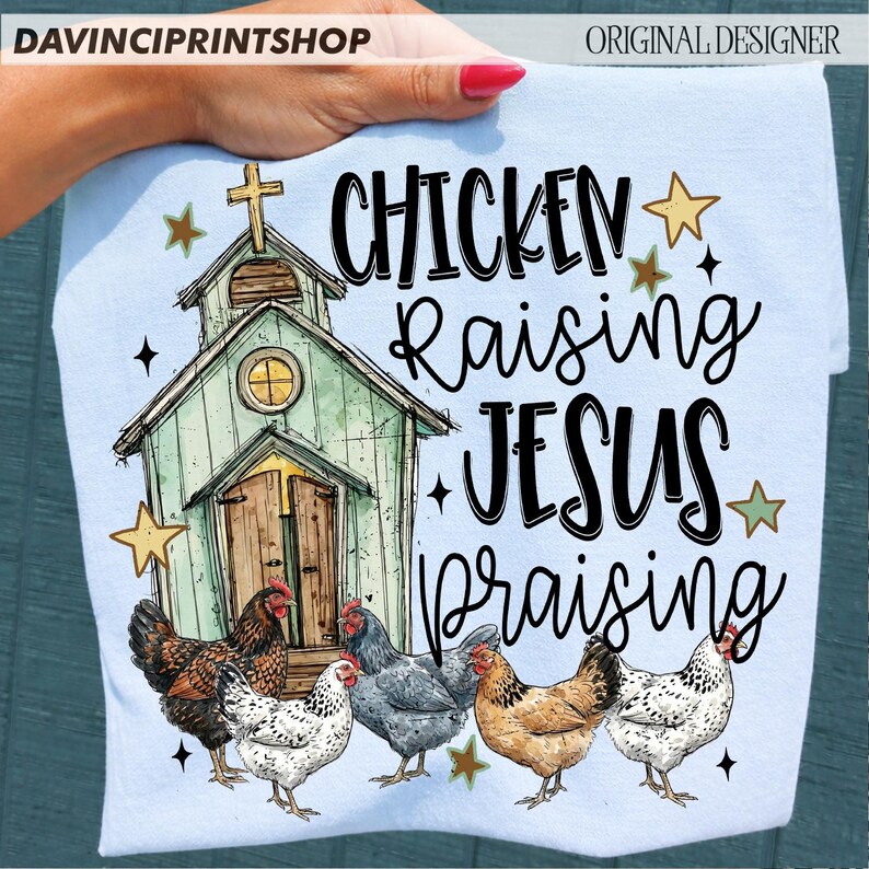 Peut inclure: T-shirt bleu clair avec une illustration d'&eacute;glise et le texte "CHICKEN Raising JESUS Praising". Le motif comprend des illustrations de poulets. Le t-shirt est tenu par une personne.