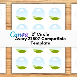 Op de afbeelding: Een vel witte Avery-labels met een Canva-sjabloonontwerp. De sjabloon bevat negen cirkels van 5 cm met een blauwe lucht, witte wolk en groen landschap. De tekst "Canva 2" Circle Avery 22807 Compatible Template" wordt weergegeven.