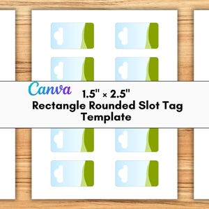 Può includere: Un foglio stampabile di etichette rettangolari con angoli arrotondati e un foro a fessura. Le etichette presentano un design a gradiente blu e verde. Il testo sulla sovrapposizione recita: Canva 3,81 cm x 6,35 cm Rectangle Rounded Slot Tag Template.