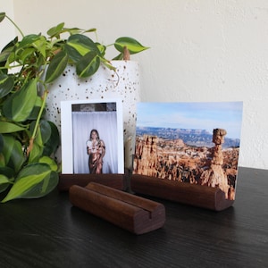 Porta-fotos artesanais em nogueira | Expositor de fotos em nogueira | Expositor de cartões de visita | Expositor de bilhetes | Suporte para cartões de lugar de casamento | Suporte para cartões de lugar