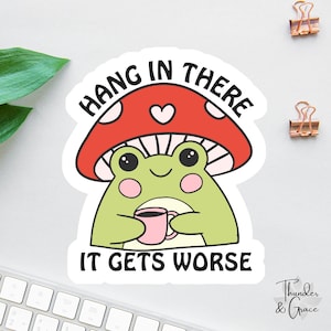 Hang in Dort, es wird schlimmer Aufkleber, Retro Frosch Kaffee Liebhaber, Angst Aufkleber, sarkastischer Aufkleber, lustiger Laptop Aufkleber, Chaos Koordinator