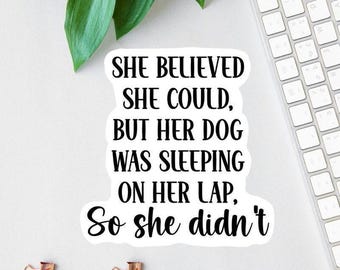 Sie glaubte, sie könnte aber ihr Hund war auf ihrem Schoß Aufkleber, lustiger Hundeliebhaber Aufkleber, Auto Aufkleber Laptop Aufkleber, Wasserflasche Aufkleber, Hundemama