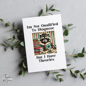 Tarjeta "No estoy calificado para diagnosticar, pero tengo teorías", tarjeta de café con libros divertidos sobre mapaches, tarjeta de cumpleaños, tarjeta para mamá mapache, regalo para mejor amigo