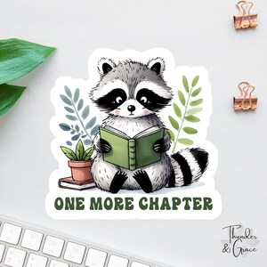 Bücherwurm Aufkleber, One More Letter, Waschbär Aufkleber, Laptop Aufkleber, Lustiger Kindle Aufkleber, Schmutz für Leseratte, Buchliebhaber