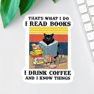 Pegatina "Eso es lo que hago. Leo libros... y sé cosas", imán divertido para ratón de biblioteca, calcomanía para portátil para amantes del café, pegatina sarcástica, regalo para maestros
