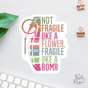 Nicht zerbrechlich wie eine Blume Aufkleber, RBG Aufkleber, Krieger Zitat, Frauenrechte, Laptop Aufkleber, Feminismus Aufkleber, Autoaufkleber für Frauen, Frauentag