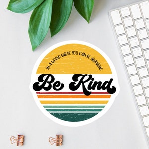 「Be Kind」ビニールデカール、透明ラップトップステッカー、親切心を示すウォーターボトルラベル、親切心を示すステッカーパック、レトロなサンセットカーデカール、親切心は大切