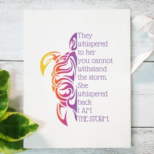 I Am The Storm Grußkarte | Empowering Frauen Zitat | Frauenpower | Aufmunternde Karte | Regenbogen Tribal Schildkröte