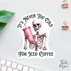 Adesivo "Non fa mai troppo freddo per il caffè freddo", Adesivo per amanti del caffè, Adesivo per laptop, Adesivo per bicchiere per insegnanti, Regali per infermieri, Adesivo per bottiglia d'acqua immagine 1