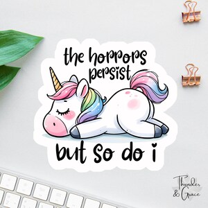The Horrors Persist But So Do I Aufkleber, Lustiger Einhorn Aufkleber, Drama Queen, Laptop Aufkleber, Dramatischer Einhorn-Liebhaber, Chaos-Koordinator
