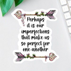 Pegatina "Quizás sean nuestras imperfecciones", pegatina con cita de Emma de Jane Austen, pegatina con cita de un amante de los libros, frases sobre el amor, flecha bohemia, pegatina literaria