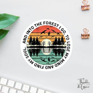And Into The Forest I Go Naklejka, Inspirujący Cytat Johna Muira, Naklejka Piesza, Naklejka Miłośnik Natury, Retro Sunset Forest, Naklejka Booktrovert