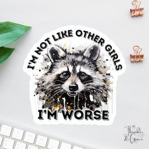 Adesivo "Eu não sou como as outras garotas", "Eu sou pior", Adesivo engraçado de guaxinim, Adesivo AF único, Presente engraçado para melhor amiga, Adesivos para laptop, Adesivo para capacete