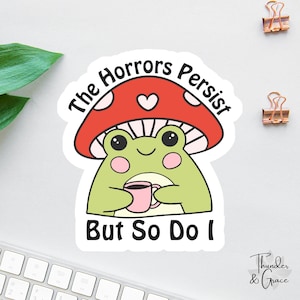 The Horrors Persist But So Do I Aufkleber, Retro Frosch Kaffee Liebhaber, Angst Aufkleber, sarkastischer Aufkleber, lustiger Laptop Aufkleber, Chaos Koordinate