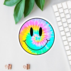 Calcomanía de vinilo con cara sonriente, calcomanía para laptop con efecto tie-dye, etiqueta para botella de agua "Feliz", paquete de calcomanías positivas, calcomanía retro para auto, imán hippie, "Sé feliz"