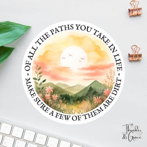 Naklejka Of All The Paths You Take In Life, Inspirujący cytat Johna Muira, Naklejka na piesze wędrówki, Naklejka dla miłośnika przyrody, Naklejka dla książkożerców